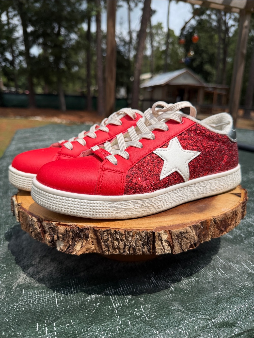 Red Star Accent Women's Sneakers
